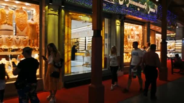 Επισκέπτες στο χρυσό Σούκ του Ντουμπάι, στα ΗΑΕ. 14 Μαρτίου 2020 — Αρχείο Βίντεο