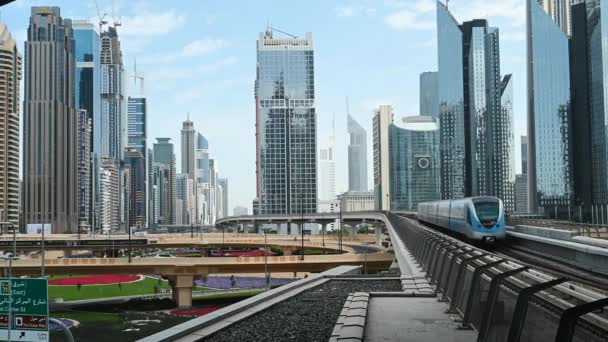 Paesaggio urbano e metropolitana a Dubai, Emirati Arabi Uniti. Clear Sunny day 15 marzo 2020 — Video Stock