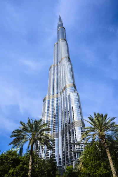 O arranha-céu Burj Khalifa em Dubai, Emirados Árabes Unidos. Dia ensolarado claro Março 13, 2020 — Fotografia de Stock