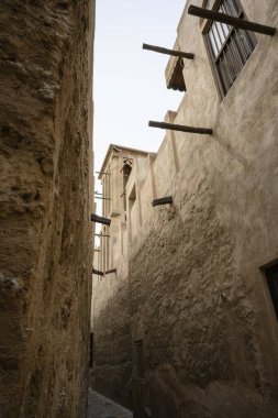 Dubai, BAE 'deki al Fahidi tarihi bölgesindeki binalar. Açık Gün 14 Mart 2020