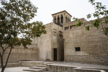 Dubai, BAE 'deki al Fahidi tarihi bölgesindeki binalar. Açık Gün 14 Mart 2020