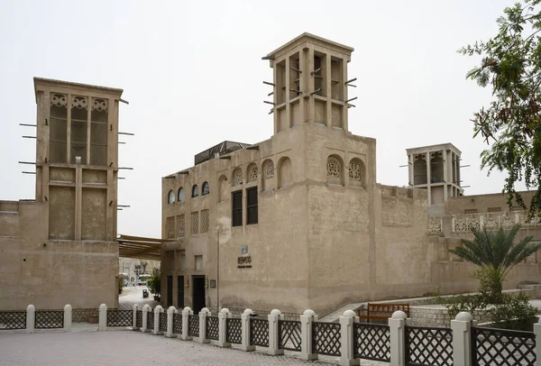 Gebouwen in de historische wijk al Fahidi in Dubai, Verenigde Arabische Emiraten. Heldere dag 14 maart 2020 — Stockfoto