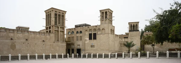 Gebouwen in de historische wijk al Fahidi in Dubai, Verenigde Arabische Emiraten. Heldere dag 14 maart 2020 — Stockfoto