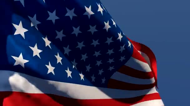 Az amerikai zászló a szélben repül az ég felé. — Stock videók