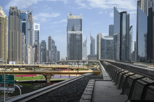 BAE 'deki Şeyh Zayed Yolu' ndaki Dubai Metro Hattı. Güneşli Gün 15 Mart 2020 — Stok fotoğraf