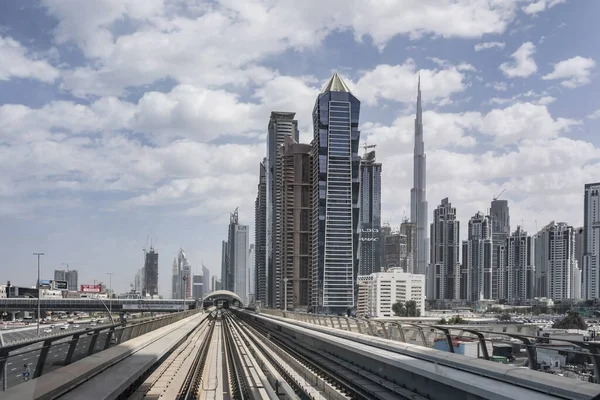BAE 'deki Şeyh Zayed Yolu' ndaki Dubai Metro Hattı. Güneşli Gün 15 Mart 2020 — Stok fotoğraf