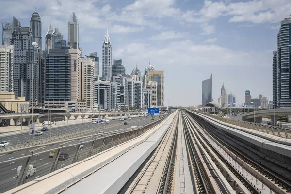 Dubai Metro Line along the Sheikh Zayed Road in the UAE. Clear Sunny day 15 March 2020 — Stock Photo, Image