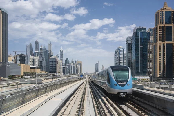 Линия метро Дубая вдоль Шейх Заид-роуд в ОАЭ. Ясный солнечный день 15 марта 2020 — стоковое фото