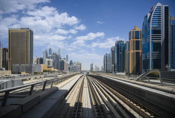 Dubai Metro Line along the Sheikh Zayed Road in the UAE. Clear Sunny day 15 March 2020 — Stock Photo, Image
