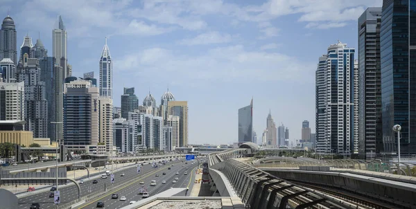 Линия метро Дубая вдоль Шейх Заид-роуд в ОАЭ. Ясный солнечный день 15 марта 2020 — стоковое фото