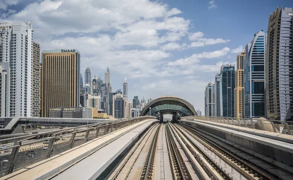 Dubai Metro Line along the Sheikh Zayed Road in the UAE. Clear Sunny day 15 March 2020 — Stock Photo, Image