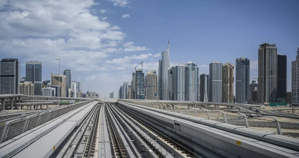 BAE 'deki Şeyh Zayed Yolu' ndaki Dubai Metro Hattı. Güneşli Gün 15 Mart 2020 — Stok fotoğraf