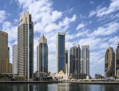 Marina Körfezi ve Dubai, BAE 'deki gökdelenler. Güneşli Gün 15 Mart 2020