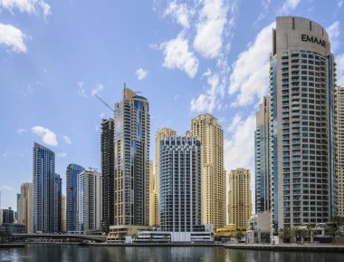Marina Körfezi ve Dubai, BAE 'deki gökdelenler. Güneşli Gün 15 Mart 2020