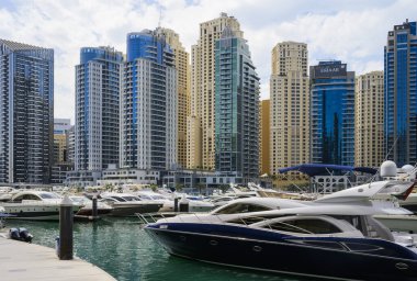 Marina Körfezi ve Dubai, BAE 'deki gökdelenler. Güneşli Gün 15 Mart 2020
