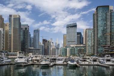 Dubai, BAE 'deki Marina Körfezi' nde tekne ve yatlar. Güneşli Gün 15 Mart 2020