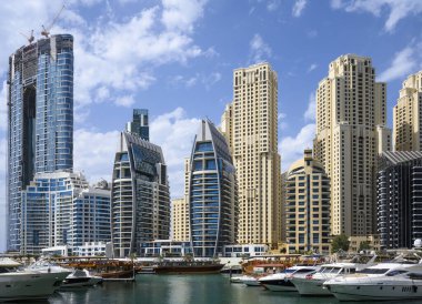 Dubai, BAE 'deki Marina Körfezi' nde tekne ve yatlar. Güneşli Gün 15 Mart 2020