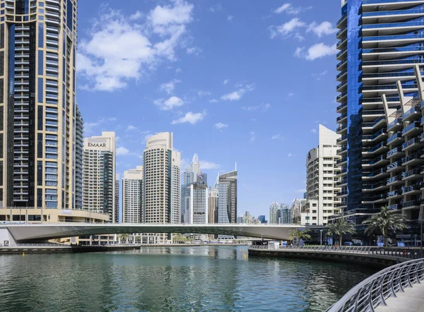 Марина Бэй и небоскребы в Дубае, ОАЭ. Ясный солнечный день 15 марта 2020 — стоковое фото