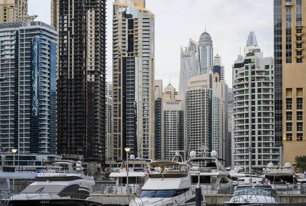 Boats and yachts in the Marina Bay in Dubai, UAE. Evening 15 March 2020 — Stock Photo, Image