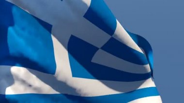 Yunanistan 'ın ulusal bayrağı rüzgarda dalgalanıyor