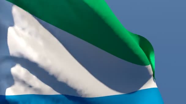 De nationale vlag van Sierra Leone wappert in de wind — Stockvideo
