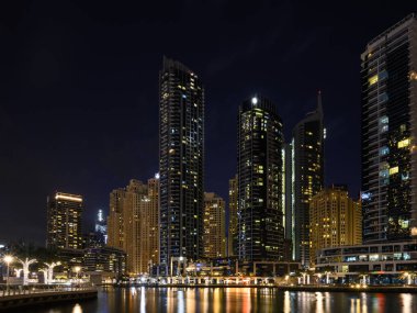 Marina Körfezi ve Dubai, BAE 'deki gökdelenler. Akşam 15 Mart 2020