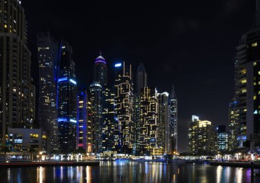 Marina Körfezi ve Dubai, BAE 'deki gökdelenler. Akşam 15 Mart 2020