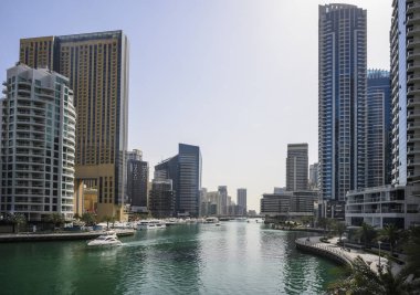 Dubai, BAE 'deki Marina Körfezi' nde tekne ve yatlar. Güneşli Gün 16 Mart 2020