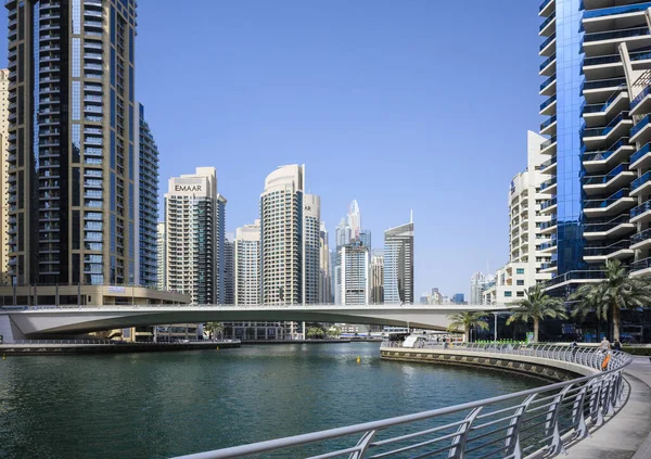 Марина Бэй и небоскребы в Дубае, ОАЭ. Ясный солнечный день 16 марта 2020 — стоковое фото
