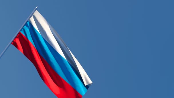 De Russische vlag wappert tegen de hemel. — Stockvideo