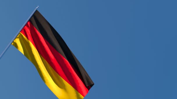 Государственный флаг Германии развевается на ветру — стоковое видео