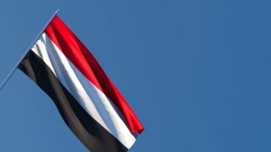 Yemen 'in ulusal bayrağı rüzgarda dalgalanıyor