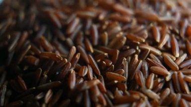 Kahverengi pirinç hareket halinde. Yakın çekim.