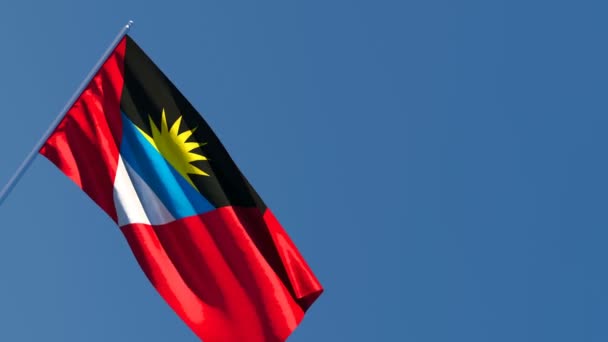 Государственный флаг Антигуа Барбуды развевается на ветру — стоковое видео