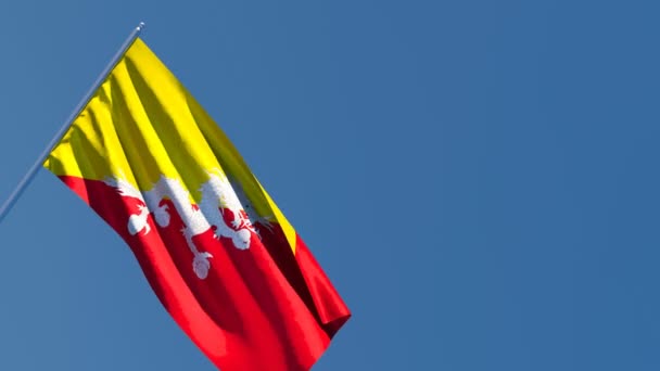 De nationale vlag van Bhutan wappert in de wind — Stockvideo