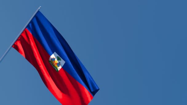 De nationale vlag van Haïti wappert in de wind — Stockvideo