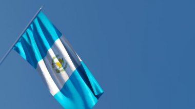 Guatemala 'nın ulusal bayrağı rüzgarda dalgalanıyor.