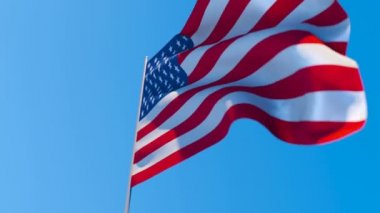 Amerika Birleşik Devletleri bayrağı rüzgârda dalgalanıyor.