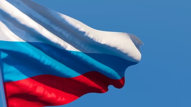 Le drapeau national de la Russie flotte contre le ciel 