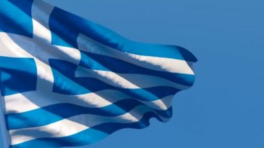 Yunanistan 'ın ulusal bayrağı rüzgarda dalgalanıyor