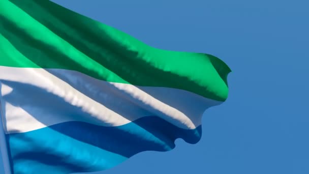 Sierra Leone nemzeti zászlaja a szélben van. — Stock videók