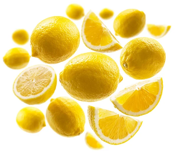 黄色のレモンは白い背景に浮かぶ — ストック写真