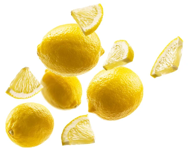 黄色的柠檬漂浮在白色的背景上 — 图库照片