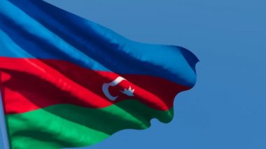 Azerbaycan 'ın ulusal bayrağı rüzgarda dalgalanıyor