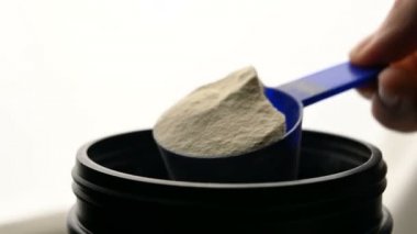 Spor beslenme proteini kavanozdan bir kaşık ile alınır.