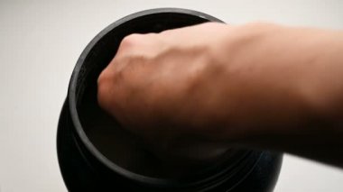 Spor beslenme proteini kavanozdan bir kaşık ile alınır.