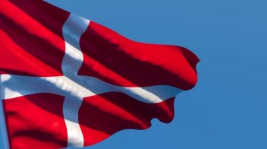 Danimarka bayrağı rüzgârda dalgalanıyor.