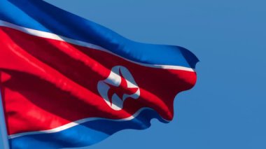 Kuzey Kore bayrağı rüzgarda dalgalanıyor.
