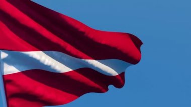 Letonya 'nın ulusal bayrağı rüzgarda dalgalanıyor