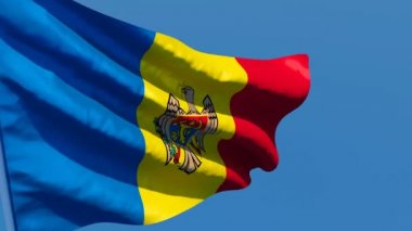 Moldavya 'nın ulusal bayrağı mavi gökyüzüne karşı rüzgarda dalgalanıyor